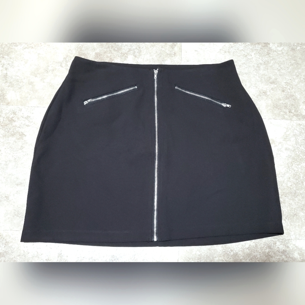 🆕️ EUC Charlotte Russe black zip mini skirt, sz L